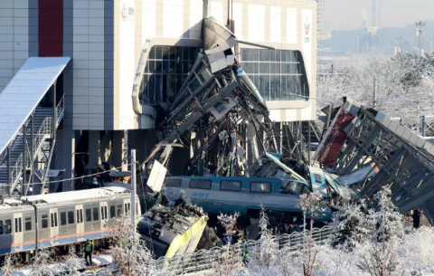 Tren en Ankara choca con una locomotora con saldo de 9 muertos y 47 heridos
