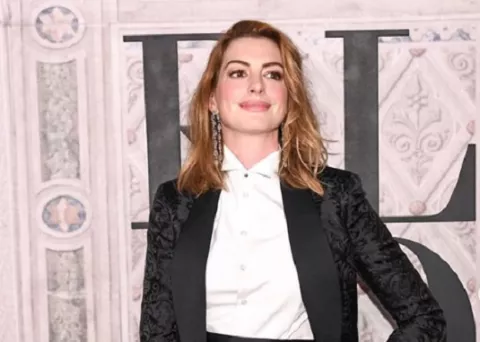  Anne Hathaway muestra otra vez su pancita 