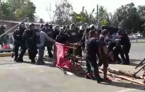 Policía reabre vía a Puerto Armuelles cerrada por extrabajadores bananeros