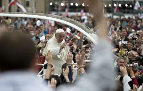 El papa Francisco entre la multitud tras la canonización de los dos papas