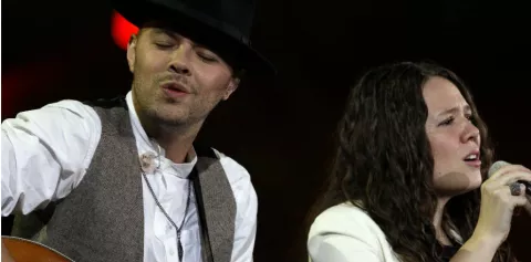 Jesse &amp; Joy llevan a fans más allá del escenario