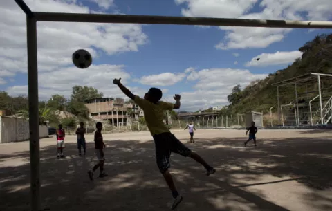 Fútbol aleja a niños hondureños de las pandillas 