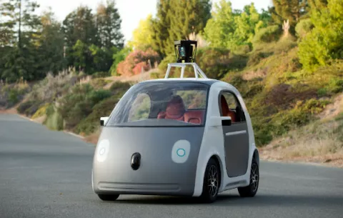 Google muestra prototipo de coche que se conduce solo sin volante ni pedales