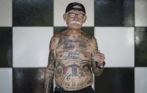 Fanatismo por Botafogo lo lleva a tatuarse una vez por semana