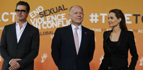 Pitt se une a la cumbre de violencia sexual