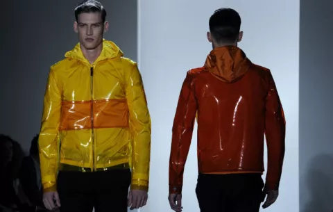 Camisetas de tirantes para vestir al hombre viril y rebelde de Calvin Klein