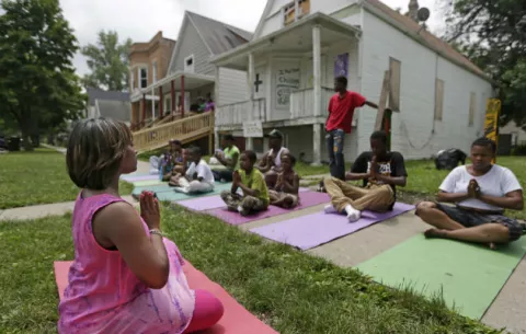 Chicago: Usan yoga contra la violencia