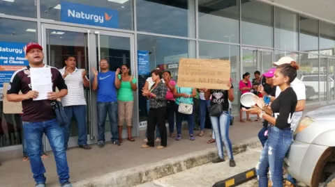 Moradores de Loma de Mastranto están cansados de los apagones