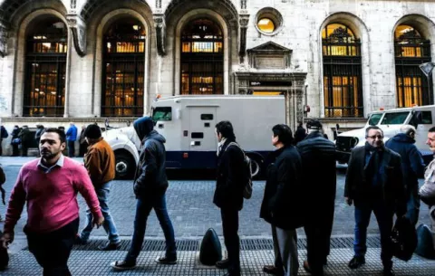 Acciones argentinas se hunden y dólar permanece estable con control cambiario