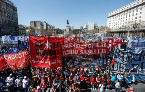 Restricciones a la compra de dólares en Argentina reviven la brecha cambiaría