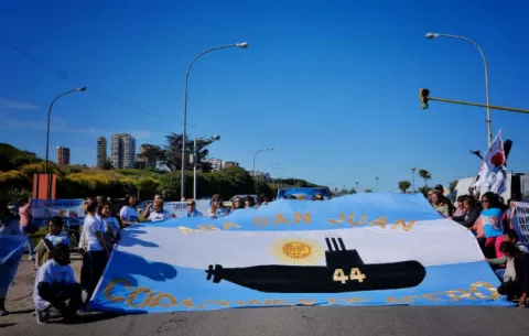 Familiares de los 44 tripulantes del ARA San Juan argentino, reclaman que refloten el submarino