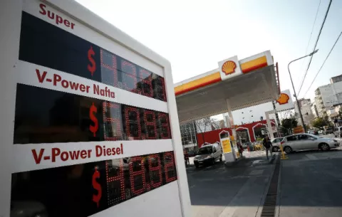 ¡Crisis!, Argentina formaliza congelación de  precios de combustibles por 90 días