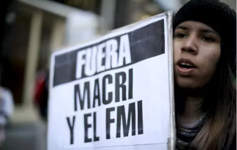 Miles marchan por Buenos Aires contra el plan económico del presidente Macri 