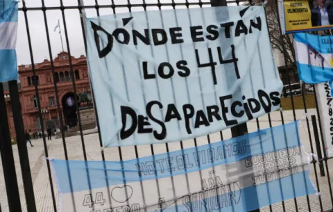 Se busca el submarino argentino San Juan en una zona de profundos cañones