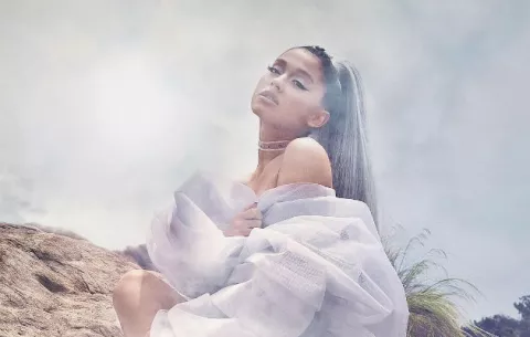 Tatuaje mal escrito de Ariana Grande podría hacerle ganar millones 