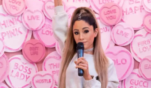 Figura de cera de Ariana Grande genera críticas 