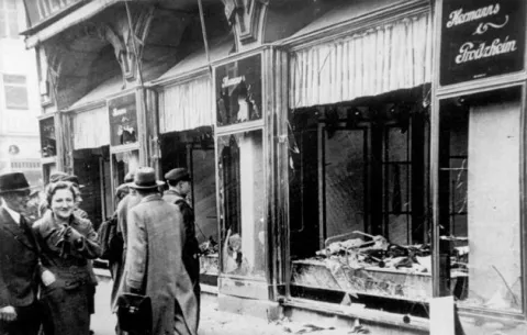 Compensan a familia judía despojada por nazis en 1930