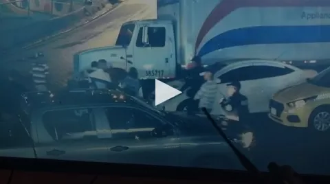 Video: Sujeto intenta agredir a un policía en San Miguelito, luego de discutir por el pago de una cerveza