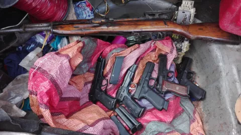 Taxi no llevaba pasajeros, pero sí armas de fuego y un fusil de guerra
