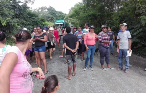 Residentes de Bique bloquean el paso de camiones en Arraiján  