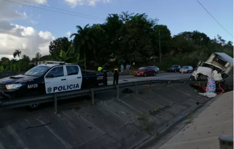 Dos trabajadores mueren arrollados por un camión en la vía Centenario a la altura de Burunga