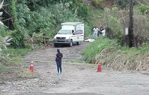 Encuentran hombre muerto a orilla de una calle en Arraiján