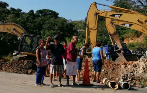 En Bique, protestan exigiendo reparación de tubería de seis pulgadas 