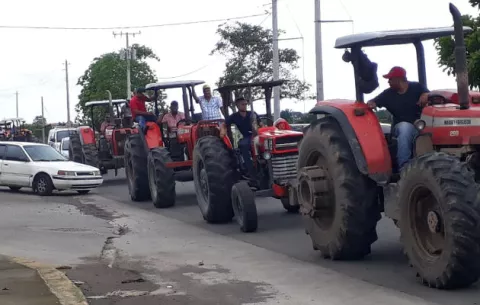 Arroceros con tractores y camiones presionan al gobierno en las calles de Chiriquí