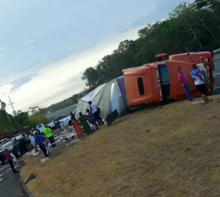 Articulado cargado de mercancía se vuelca en San Lorenzo