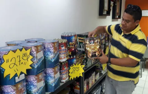 Comerciantes califican de absurdo pedir datos privados a quien compre pirotecnia