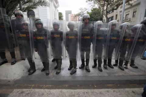 Un centenar de agentes custodian la asamblea venezolana por una presunta alerta de bomba