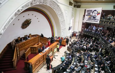 El Parlamento venezolano aprueba la ley que regirá en una eventual transición