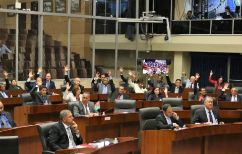 Aprueban en tercer debate proyecto que recompensa a personas que denuncien actos de corrupción