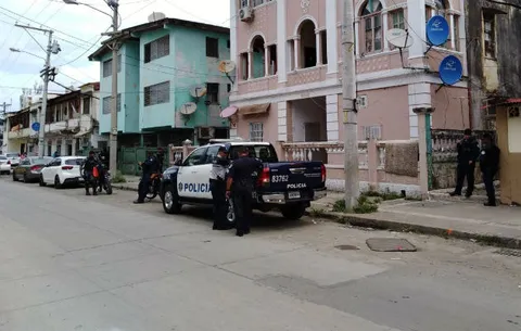 Asesinan de varios disparos a un hombre al bajar de un taxi en Colón