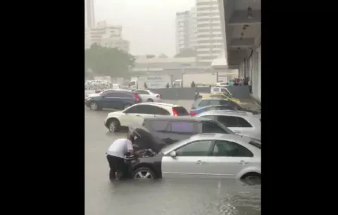 Avenidas bajo el agua tras lluvias registradas en la ciudad de Panamá