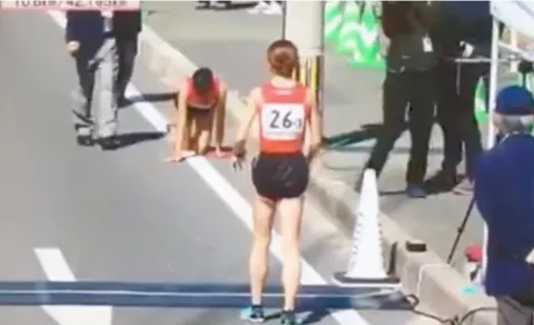 Atleta fracturada y con rodillas ensangrentadas termina fracción del relevo