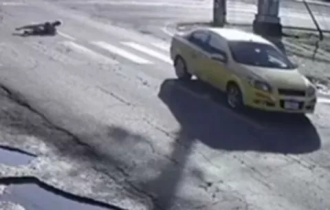 Mujer es dada de alta, luego de ser atropellada por un taxista en David