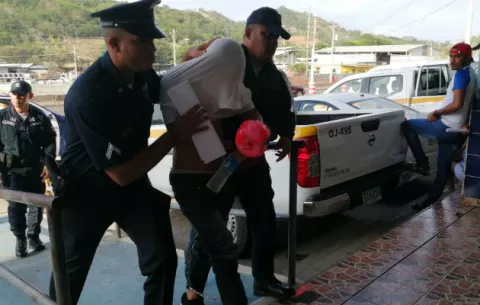 Presunto femicida acude a SPA en Panamá Oeste esposado y con grilletes en los pies 