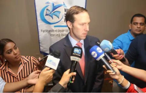 Renuncia Augusto Arosemena, ministro de Comercio e Industrias 