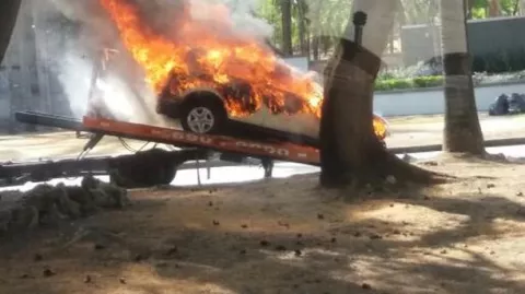 Auto se incendia sobre la mesa de una grúa en Costa del Este 