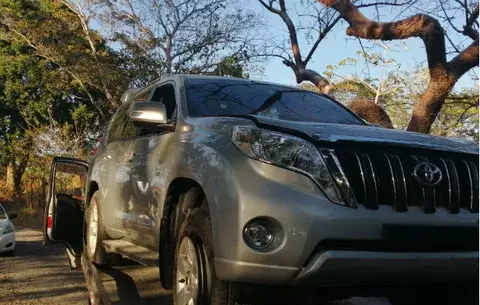 En vía hacia playa La Ermita, abandonan camioneta con varios impactos de bala 