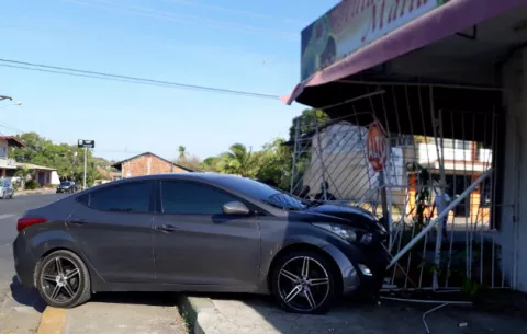 Auto queda dentro de un local cercano al parque Herrera en la ciudad de Chitré