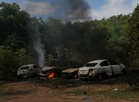 Investigan si el fuego que acabó con cuatro automóviles en río Cañazas fue intencional