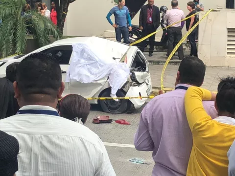 Investigan extraña muerte de un hombre que cayó del piso 45 del edificio Sky en la Avenida Balboa