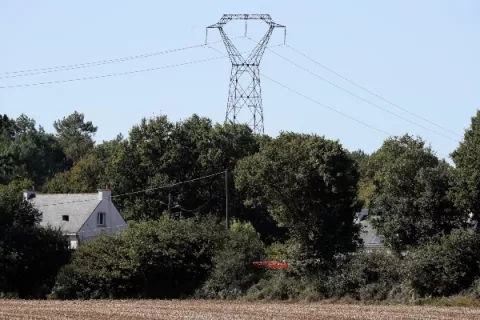 Piloto de un avión belga de combate F16 queda atrapado en una línea eléctrica al chocar