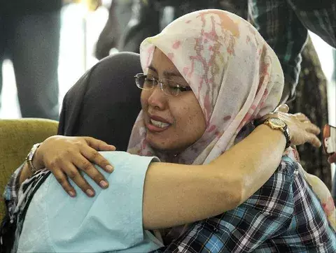 Familias de pasajeros del avión desaparecido en Malasia exigen respuestas