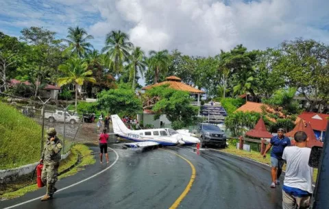 Descuido en avioneta en Isla Contadora la lleva aterrizar en vía principal del poblado
