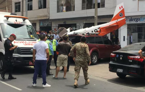 Avioneta se precipita en una calle del centro de Lima