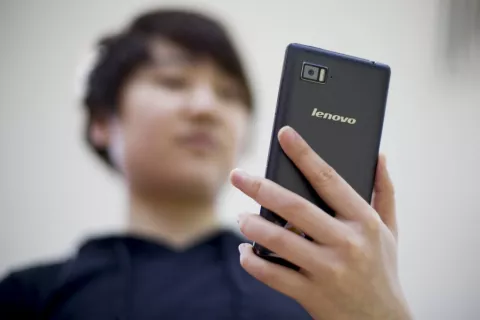 Lenovo presenta nuevos teléfonos inteligentes e insiste en su ambición global