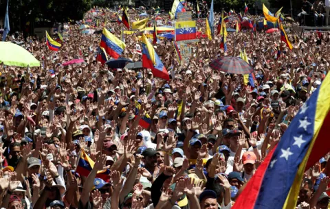 Opositores venezolanos se toman las calles exigiendo la ayuda humanitaria 